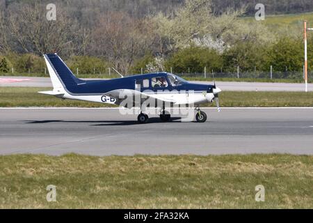 Una luce Piper PA28-140 G-BCJN Cherokee a motore singolo a quattro posti Atterraggio di aeromobili all'aeroporto internazionale di Bristol il 22 di Aprile 2021 Foto Stock