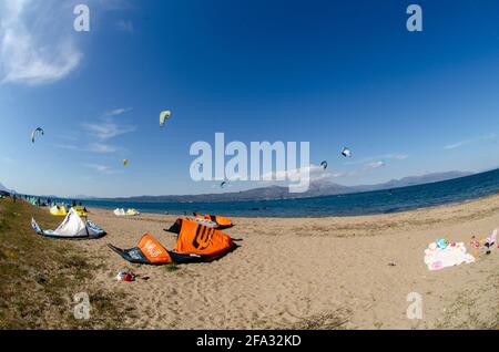 Un kiteboarder è tirato in acqua indossare una muta acque da lievi a fredde Foto Stock