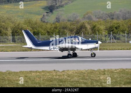 Una luce Piper PA28-140 G-BCJN Cherokee a motore singolo a quattro posti Atterraggio di aeromobili all'aeroporto internazionale di Bristol il 22 di Aprile 2021 Foto Stock