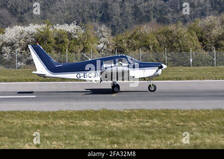 Una luce Piper PA28-140 G-BCJN Cherokee a motore singolo a quattro posti Atterraggio di aeromobili all'aeroporto internazionale di Bristol il 22 di Aprile 2021 Foto Stock