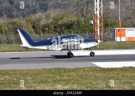 Una luce Piper PA28-140 G-BCJN Cherokee a motore singolo a quattro posti Atterraggio di aeromobili all'aeroporto internazionale di Bristol il 22 di Aprile 2021 Foto Stock