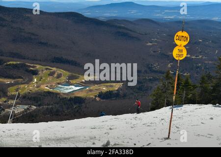 Attenzione, neve sottile, strada chiusa, gli sciatori avanzati solo indicazioni per la stazione sciistica di Stowe in Vermont. Metà aprile Primavera condizioni di sole giorno Foto Stock