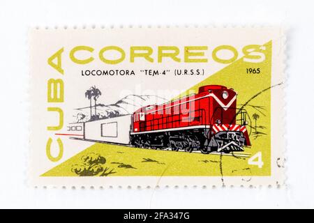 'Cuba Correos' antico francobollo basato sul tema trasporto. Motore per locomotiva TEM-4 dell'ex Unione Sovietica Foto Stock