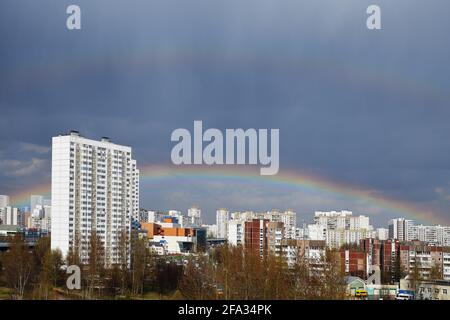 Mosca, Russia - 22 aprile 2021: Doppio arcobaleno nel cielo dopo la pioggia di primavera su case a più piani zona residenziale della città. South Butovo risiedere Foto Stock