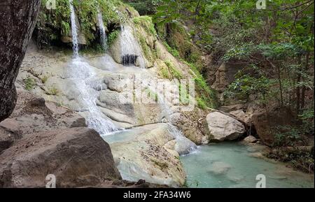 Le cascate sono acque cristalline color verde smeraldo situate nel Parco Nazionale di Erawan. Formato da 7 livelli con piscine naturali Foto Stock