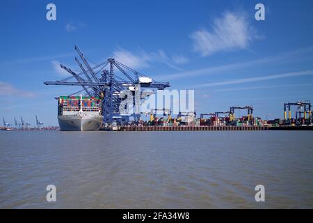 Nave-container OOCL Hong Kong attraccata al porto di Felixstowe, Suffolk, Regno Unito. Foto Stock