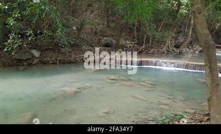 Le cascate sono acque cristalline color verde smeraldo situate nel Parco Nazionale di Erawan. Formato da 7 livelli con piscine naturali Foto Stock