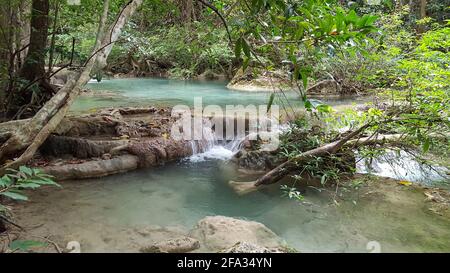 Le cascate sono acque cristalline color verde smeraldo situate nel Parco Nazionale di Erawan. Formato da 7 livelli con piscine naturali Foto Stock