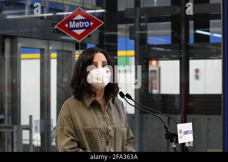Il presidente della Comunità di Madrid e candidato alla rielezione, Isabel Diaz Ayuso, presenta il programma di trasporto e infrastrutture del Partido Popular per la regione di Madrid in occasione di un evento presso la stazione della metropolitana Villaverde Alto il 22 aprile 2021 a Madrid, Spagna.(AlterPhotos/ItaisaHernandez) Foto Stock