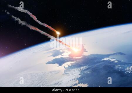 Meteorite che entra nell'atmosfera della Terra ed esplosione, frammenti che bruciano con un pennacchio di fumo. Elementi di questa immagine forniti dalla NASA Foto Stock