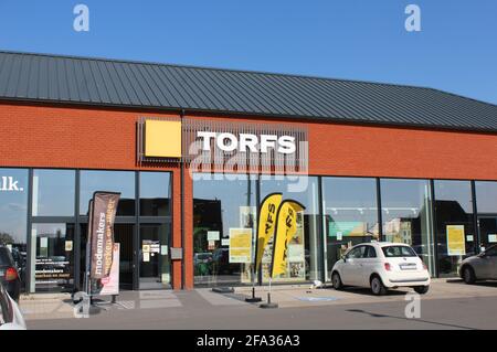 LEBBEKE, BELGIO, 17 APRILE 2021: Vista esterna di un negozio di calzature Torfs. Torfs è una catena di proprietà belga con oltre 75 negozi in tutta Belg Foto Stock