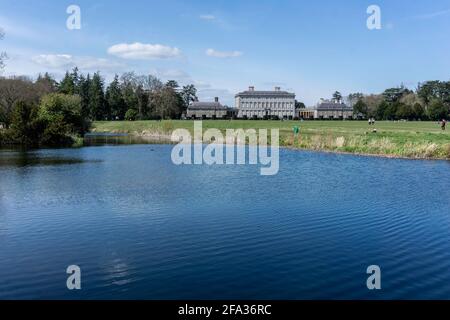 Il lago e il parco di fronte a Castletown House a Kildare, Irlanda. La casa è stata costruita nel 1720 ed è nella cura del OPW. Foto Stock