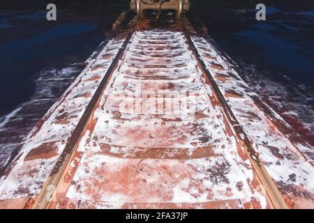 I resti di nitrato di ammonio bianco, fertilizzanti quando si scarica un carro su binari ferroviari. Foto Stock