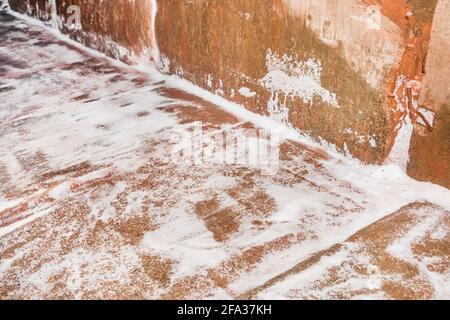 Residui di concime bianco durante lo scarico di un'automobile e tracce di nitrato di ammonio. Foto Stock