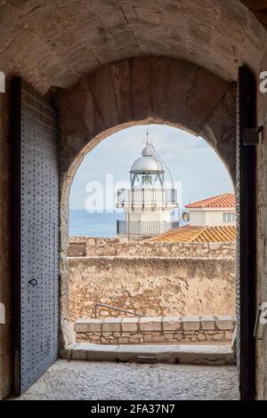 Il faro di Peñíscola si trova accanto al Castello ed è il Centro accoglienza visitatori, Castellon, Spagna, Europa Foto Stock