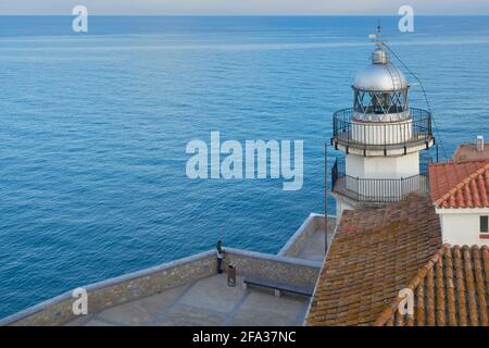 Il faro di Peñíscola si trova accanto al Castello ed è il Centro accoglienza visitatori, Castellon, Spagna, Europa Foto Stock