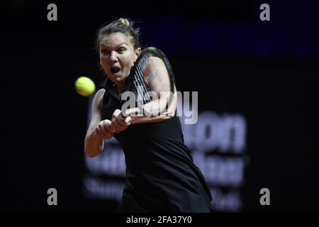 Stoccarda, Germania. 22 Apr 2021. Tennis, WTA Tour - Stoccarda, Singles, Donne, Round of 16, Vondrousova (Repubblica Ceca) - Halep (Romania), Porsche Arena: Simona Halep. Credit: Thomas Kienzle/AFP-Pool/dpa/Alamy Live News Foto Stock