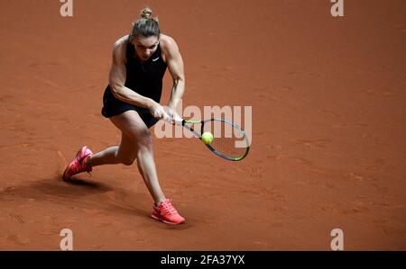 Stoccarda, Germania. 22 Apr 2021. Tennis, WTA Tour - Stoccarda, Singles, Donne, Round of 16, Vondrousova (Repubblica Ceca) - Halep (Romania), Porsche Arena: Simona Halep. Credit: Thomas Kienzle/AFP-Pool/dpa/Alamy Live News Foto Stock