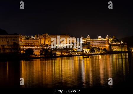 Palazzo della città, Udaipur durante Diwali Foto Stock