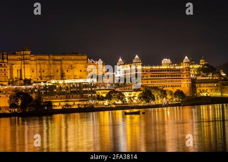 Palazzo della città, Udaipur durante Diwali Foto Stock