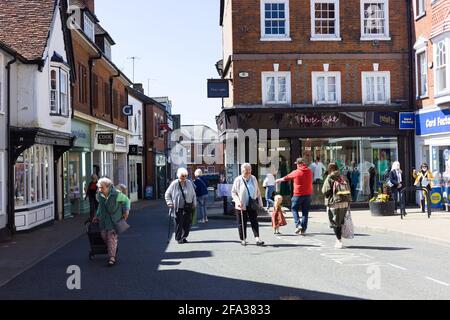 Vista di diverse persone di età diverse fuori in Saffron Walden High Street, Essex, Gran Bretagna, aprile 2021 Foto Stock