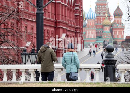 Vista sulla Piazza Rossa, il museo storico statale e la cattedrale di San Basilio a Mosca. I turisti ammirano le attrazioni della Russia in primavera Foto Stock