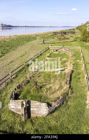 Resti della chiatta Kennett Harriett, una delle molte navi volutamente spiaggiato sulle rive del fiume Severn al Purton Hulks, Gloucestershire. Foto Stock