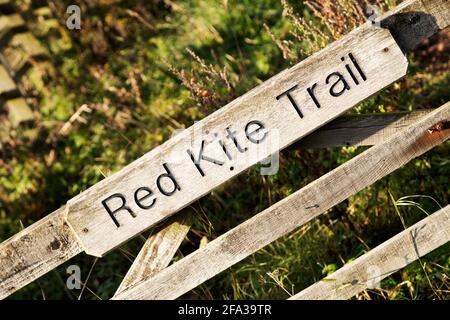 Cartello per il Red Kite Trail nel bosco alla periferia di Gateshead, nel nord-est dell'Inghilterra. Il percorso circolare a piedi corre 11 miglia (18 chilometri) Foto Stock