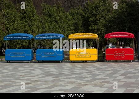 Mosca, Russia - Aprile 22 2021: Stand alimentari nel parco pubblico. Foto Stock