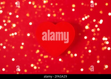 Scatola regalo a forma di cuore rosso isolata su sfondo rosso. Vista dall'alto. Giorno di San Valentino, compleanno, matrimonio o festa, anniversario, banner giorno delle madri. Foto Stock
