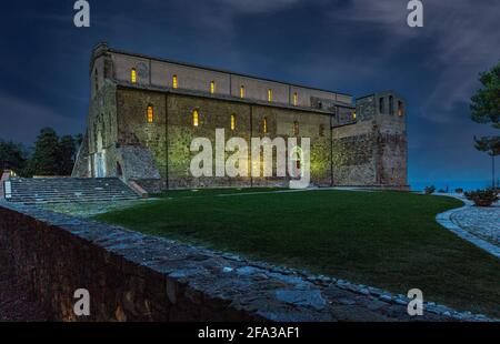 Panorama notturno dell'Abbazia di San Giovanni in Venere illuminata da luci artificiali. Fossacesia, Provincia di Chieti, Abruzzo, Italia, europa Foto Stock