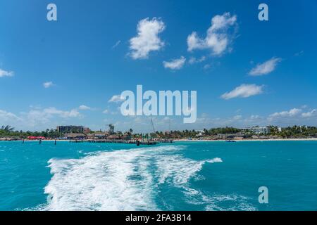 Lasciando il molo con acque turchesi dell'oceano di spiaggia di tartarughe - playa tortugas - nella zona dell'hotel di Cancun, vista dalla distanza Foto Stock