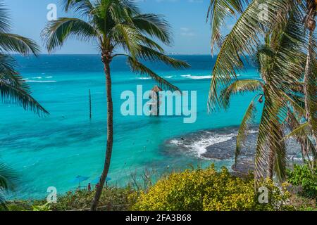 Garrafon Reef Park Beach Club sulla splendida isola di Isla Mujeres, Cancun, Messico. Persone nell'attività al parco acquatico. Foto Stock