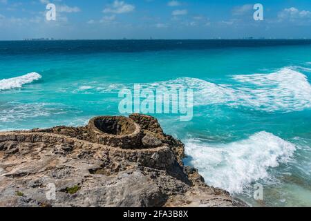 Rovine del tempio Maya sull'isola di Isla Mujeres vicino a Cancun, Messico, sfondo bellissimo cielo con le nuvole Foto Stock