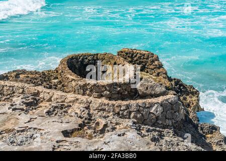 Rovine del tempio Maya sull'isola di Isla Mujeres vicino a Cancun, Messico, sfondo bellissimo cielo con le nuvole Foto Stock