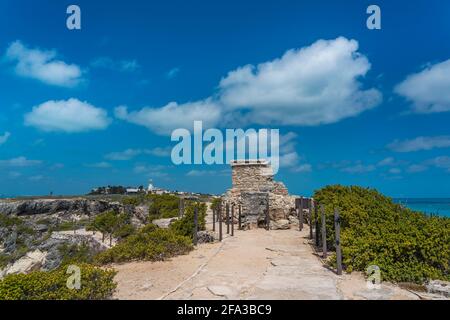 Rovine del tempio Maya sull'isola di Isla Mujeres vicino a Cancun, Messico, sfondo bellissimo cielo con le nuvole Foto Stock