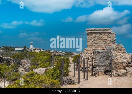 Rovine del tempio Maya sull'isola di Isla Mujeres vicino a Cancun, Messico, sfondo bellissimo cielo con le nuvole Foto Stock