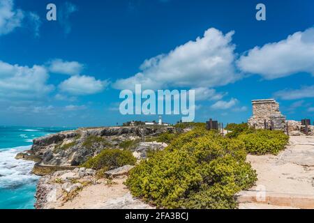 Rovine del tempio Maya sull'isola di Isla Mujeres vicino a Cancun, Messico, sfondo bellissimo cielo con le nuvole Foto Stock