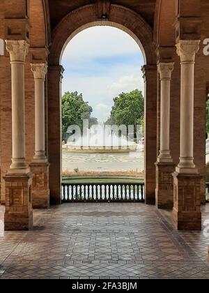 Fontana d'acqua in Plaza de España a Siviglia Foto Stock