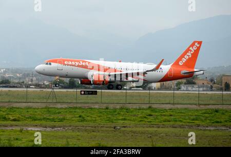 Palma di Maiorca, Spagna. Aprile 22 2021: Un aereo di una compagnia britannica, con passeggeri dalla Germania, atterra all'aeroporto Son Sant Joan di Palma di Maiorca. Foto Stock