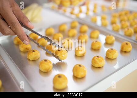 raccogliere a mano la torta nastar su un vassoio Foto Stock