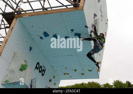 l'uomo sta arrampicando una struttura di concorrenza Foto Stock