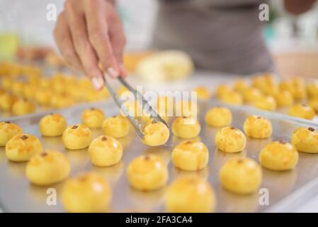 raccogliere a mano la torta nastar su un vassoio Foto Stock