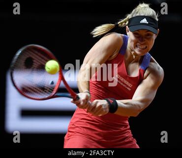 Stoccarda, Germania. 22 Apr 2021. Tennis, WTA Tour - Stoccarda, Singles, Donne, Round of 16, Svitolina (Ucraina) - Curber (Germania), Porsche Arena: Angelique Curber. Credit: Thomas Kienzle/AFP-Pool/dpa/Alamy Live News Foto Stock