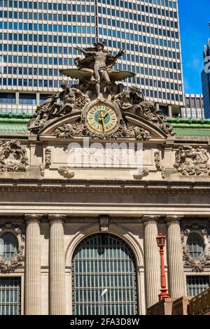 La facciata del Grand Central Terminal presenta una scultura per il trasporto e un orologio in vetro di Tiffany, New York City, USA Foto Stock