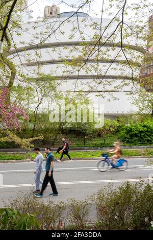 Museo Guggenheim esterno in primavera come si vede dal Central Park di New York Foto Stock