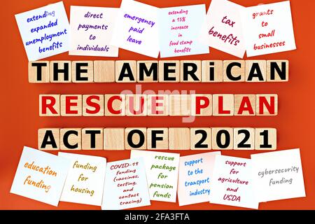 Foto sull'American Rescue Plan Act del 2021 tema. cubi di legno con l'iscrizione 'The American Rescue Plan Act del 2021', e note appiccicose, su o. Foto Stock