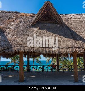 CANCUN, MEXIICO - MARZO 11.2021: Garrafon Reef Park Beach Club sulla bellissima isola Isla Mujeres, Cancun, Messico. Ingresso al parco acquatico. Foto Stock