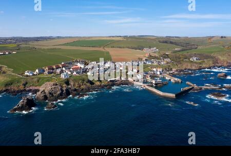 Vista aerea dello storico villaggio di pescatori di St Abbs sulla costa del Berwickshire, Scozia, Regno Unito. Foto Stock