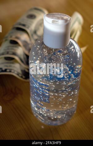 Gel alcol e contanti (dollari). Foto Stock